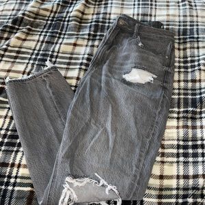 New w/o Tags AE Distressed Mom Jeans